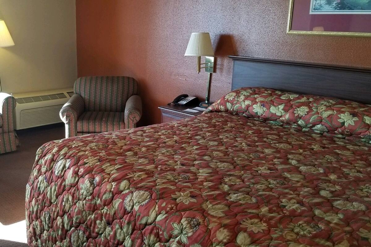 Standard Room, 1 King Bed, Accessible, Non Smoking | 1 bedroom, desk, blackout drapes, iron/ironing board