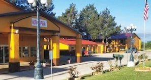 Front of property - Sweetwater Inn (Sweetwater)