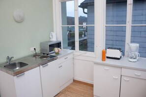 Geladeira, micro-ondas, cooktop, cafeteira/chaleira