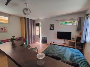 1 soverom, skrivebord, strykejern/-brett og wi-fi (inkludert)