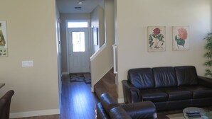 House, Multiple Beds (Short Term Furnished  - Utilities Inc) | Living room - Short Term Furnished (Calgary)