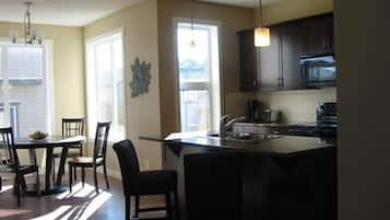 Rumah, Beberapa Tempat Tidur (Short Term Furnished  - Utilities Inc) | Dapur pribadi