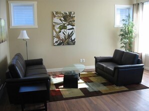 ハウス ベッド (複数台) (Short Term Furnished  - Utilities Inc) | リビングルーム