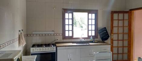 Réfrigérateur, micro-ondes, plaque de cuisson