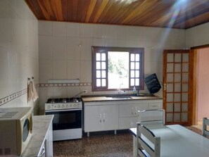 Refrigerador, microondas, parrilla de estufa y utensilios de cocina 