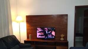 Smart TV, chimenea, futbolito y tenis de mesa