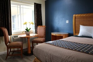 Escritorio, cortinas blackout, insonorización y wifi gratis 