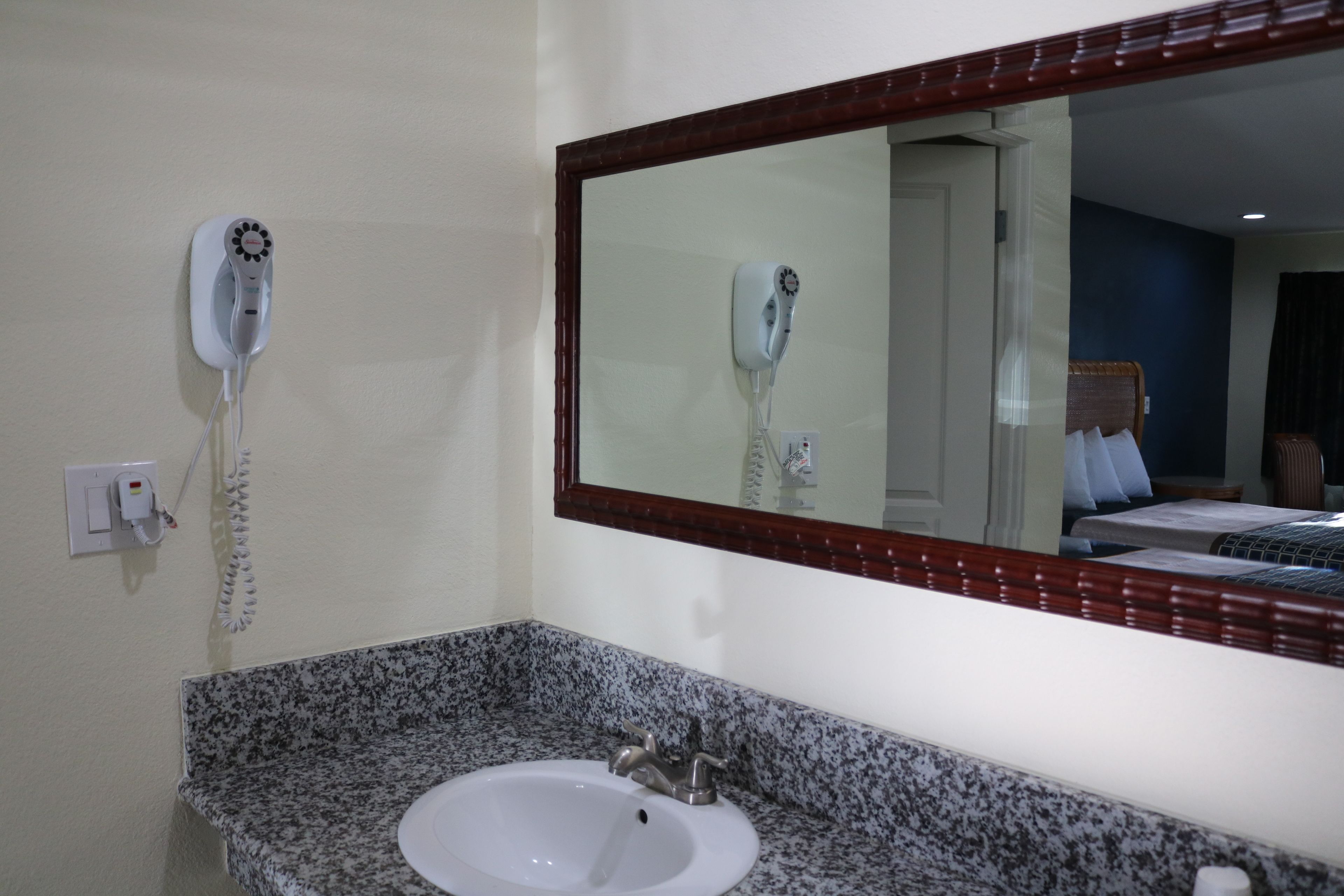 Combined shower/bathtub, towels