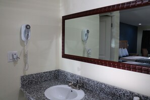 Combined shower/bathtub, towels