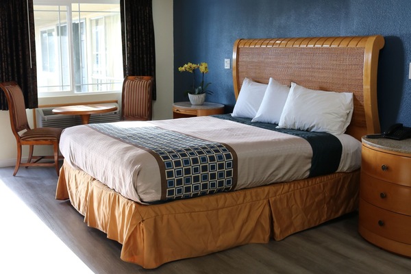 Premium bedding, desk, blackout drapes, soundproofing