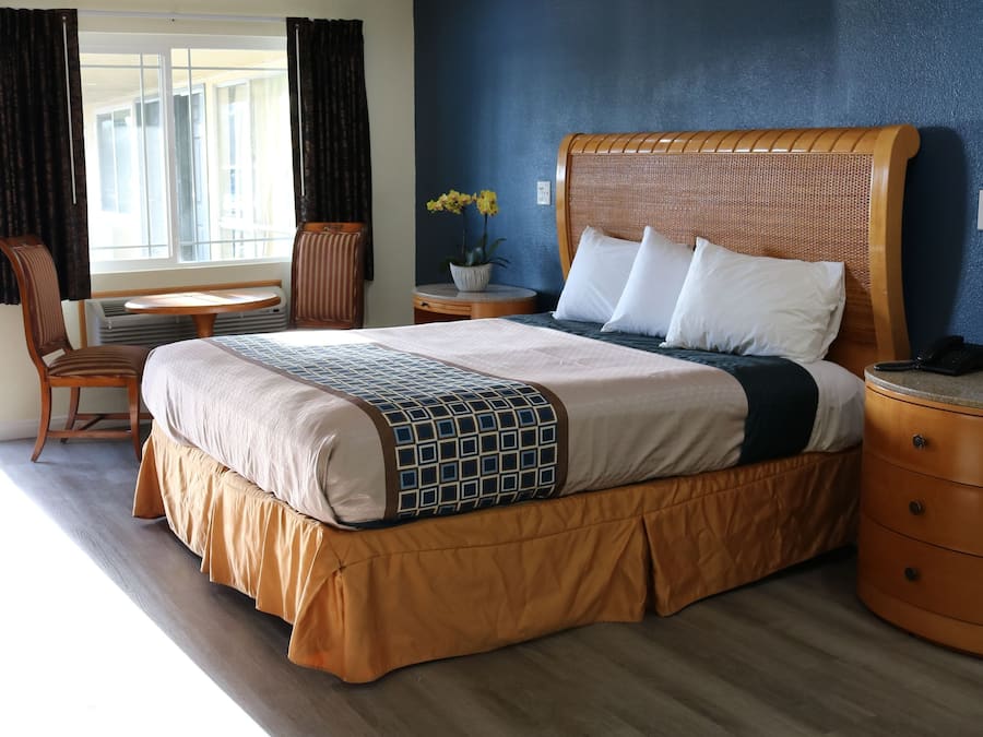 Skrivebord, blendingsgardiner, lydisolert og wi-fi (inkludert)