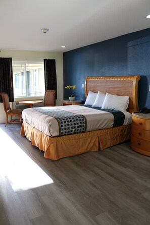 Escritorio, cortinas blackout, insonorización y wifi gratis 