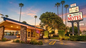 A motel with a sign indicating amenities like Wi-Fi, TV, and pool. - Valli Hi Motel (San Ysidro)