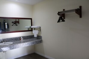 Tina con regadera y toallas 