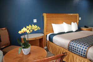 Premium bedding, desk, blackout drapes, soundproofing - Valli Hi Motel (San Ysidro)