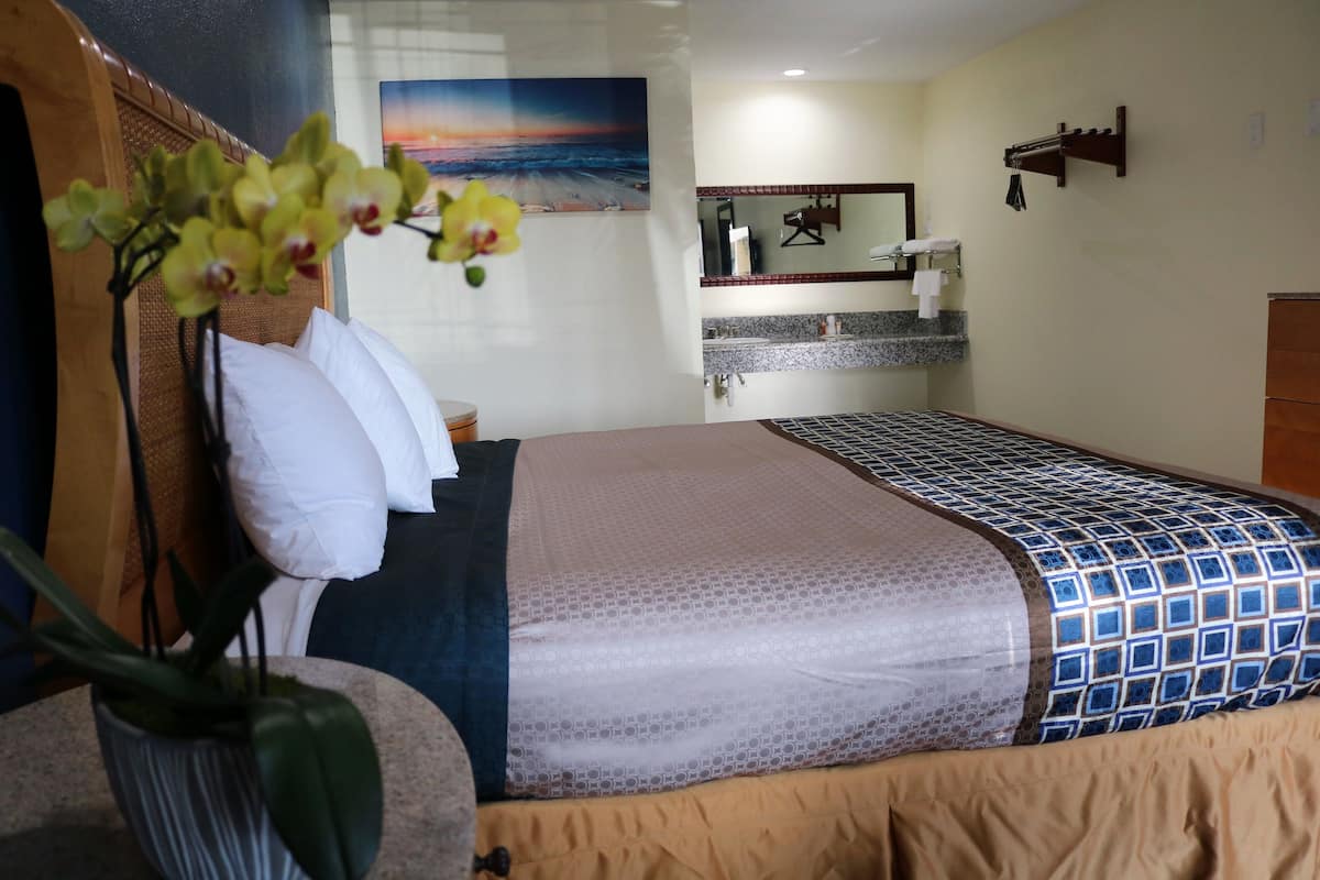 Premium Room, 1 King Bed, Non Smoking | Premium bedding, desk, blackout drapes, soundproofing