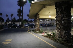 Vista frontal de la propiedad por la tarde o noche