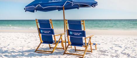 Plage à proximité, chaises longues, serviettes de plage