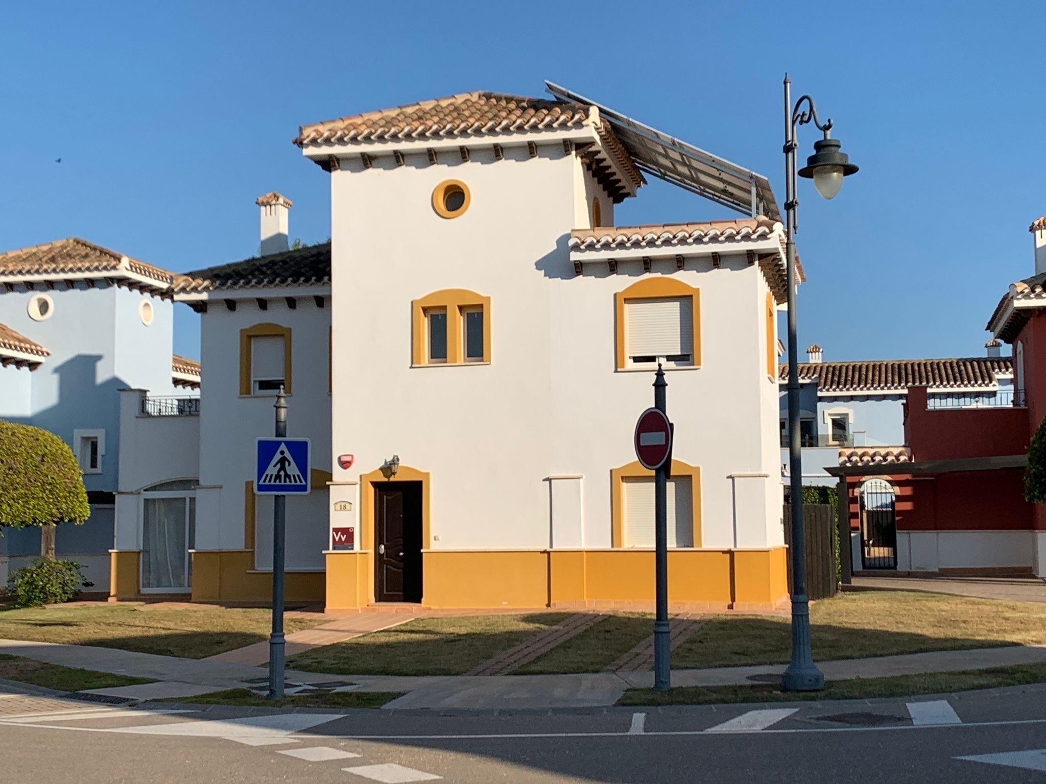 5 bed 4 bathrom with private pool and large outdoor garden