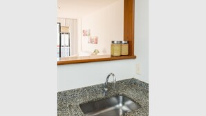 Departamento, 1 habitación, vista a la bahía | Cocineta privada | Refrigerador, microondas, horno y parrilla de estufa