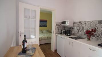 Micro-ondes, cafetiĂšre/bouilloire