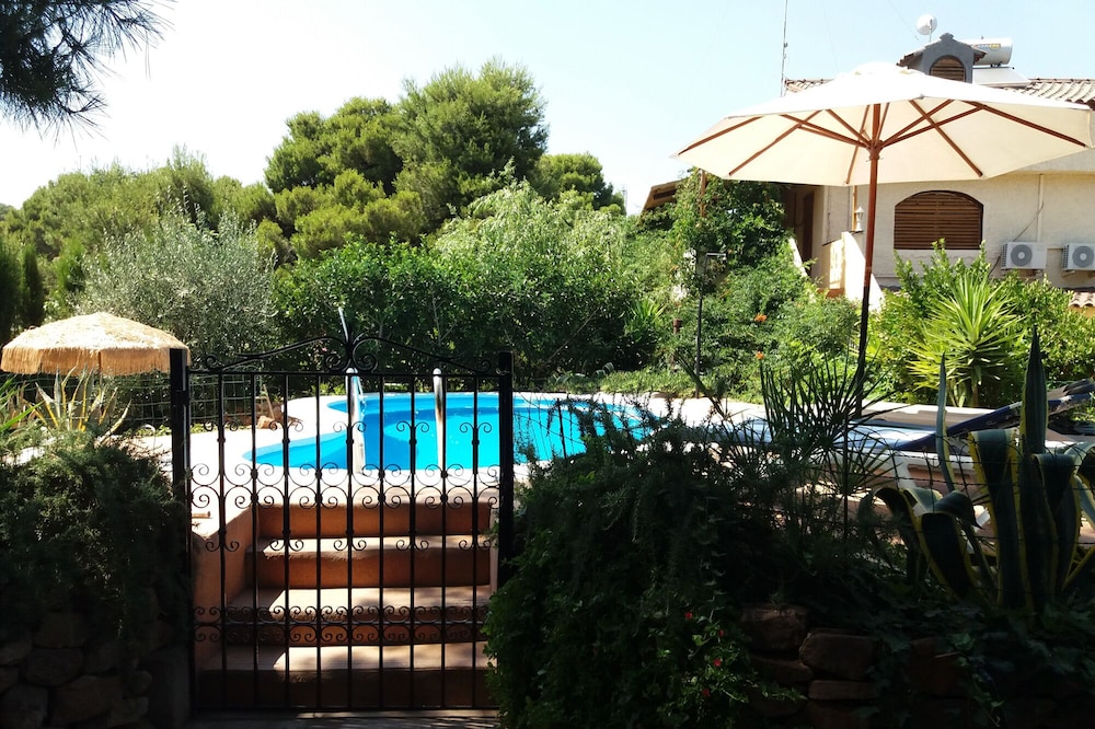 "Villa-Teremok", Valencia, groups up to 16 or 17-30 people.