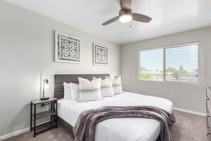 2 slaapkamers, een strijkplank/strijkijzer, reisbedje, wifi