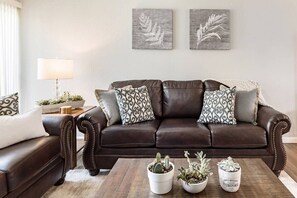 Televisio, DVD-soitin, kirjoja, työhuone