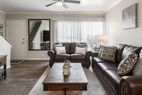 Televisio, DVD-soitin, kirjoja, työhuone