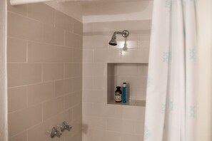 Ducha, secador de pelo, bidet, toallas
