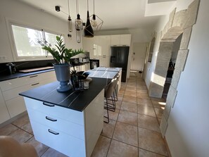 Een koelkast, een microgolfoven, een oven, een kookplaat