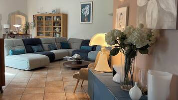 TV connectée, lecteur de DVD, table de tennis de table, livres