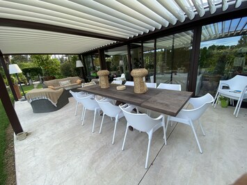 Terrasse avec pergola bio climatique