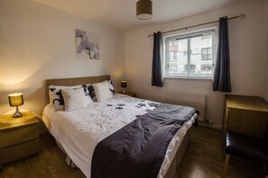 2 bedrooms, iron/ironing board, WiFi, bed sheets - Riverside views in Ayr. (sleeps 4) (Ayr)