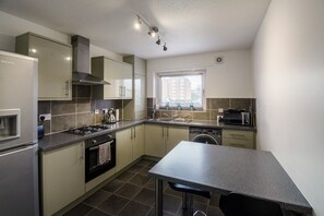 Fridge, microwave, oven, stovetop - Riverside views in Ayr. (sleeps 4) (Ayr)
