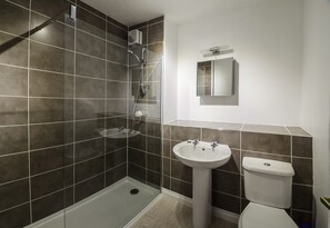 Ducha, secador de pelo, toallas y jabón