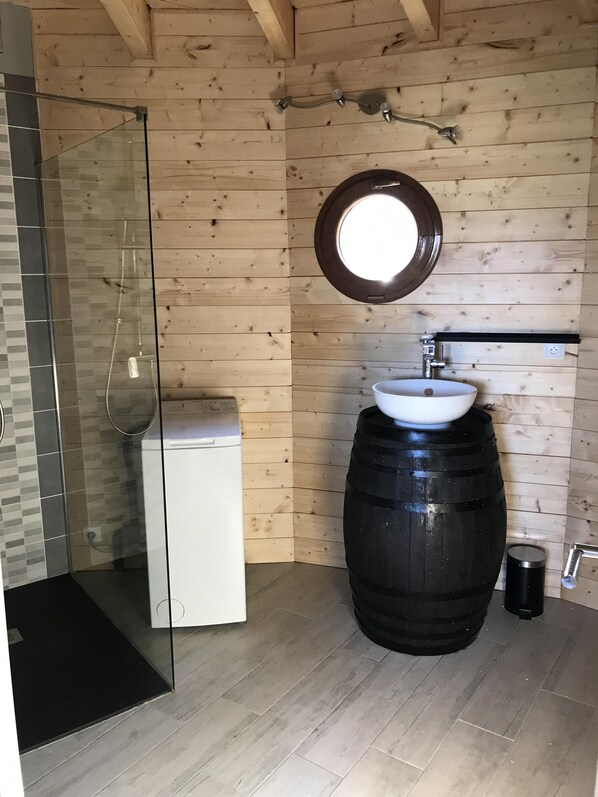 Serviettes fournies, papier toilette