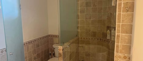 Ensemble douche/baignoire, sĂšche-cheveux, serviettes fournies