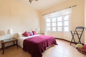 3 chambres, fer et planche à repasser, Wi-Fi, draps fournis