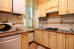 Refrigerador, microondas, tetera eléctrica y utensilios de cocina 