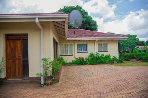 LA 69 Holiday Home - modern, secure and clean 3-bedroomed house in Belvedere.