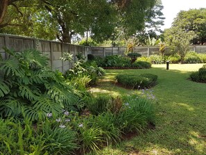 Property grounds - LA 69 Holiday Home - modern, secure and clean 3-bedroomed house in Belvedere. (Harare)