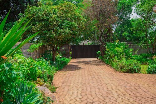 LA 69 Holiday Home - modern, secure and clean 3-bedroomed house in Belvedere.