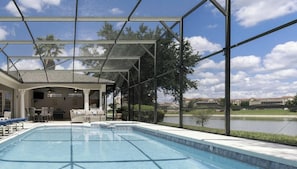 Una piscina con un portico coperto, vista su un lago e un edificio con patio e posti a sedere all'aperto.