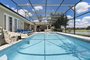 Utomhuspool och uppvärmd pool