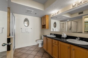 Combined shower/bathtub, towels