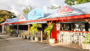 Ein Restaurant mit Außenbereich und einer roten Markise.