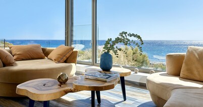 Beachfront Moonlight villa for large groups