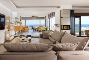 Smart TV, fireplace, table tennis, offices - Beachfront Moonlight villa for large groups (Koutsouras)