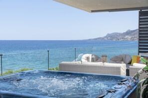 Outdoor spa tub - Beachfront Moonlight villa for large groups (Koutsouras)